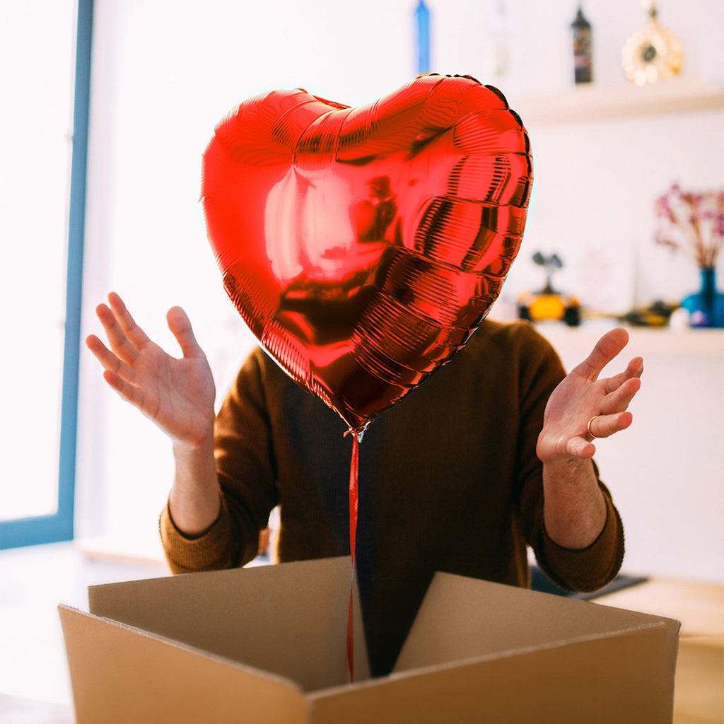 Box ballon cœur rouge gonflé à l'hélium qui s'envole avec une carte personnalisée