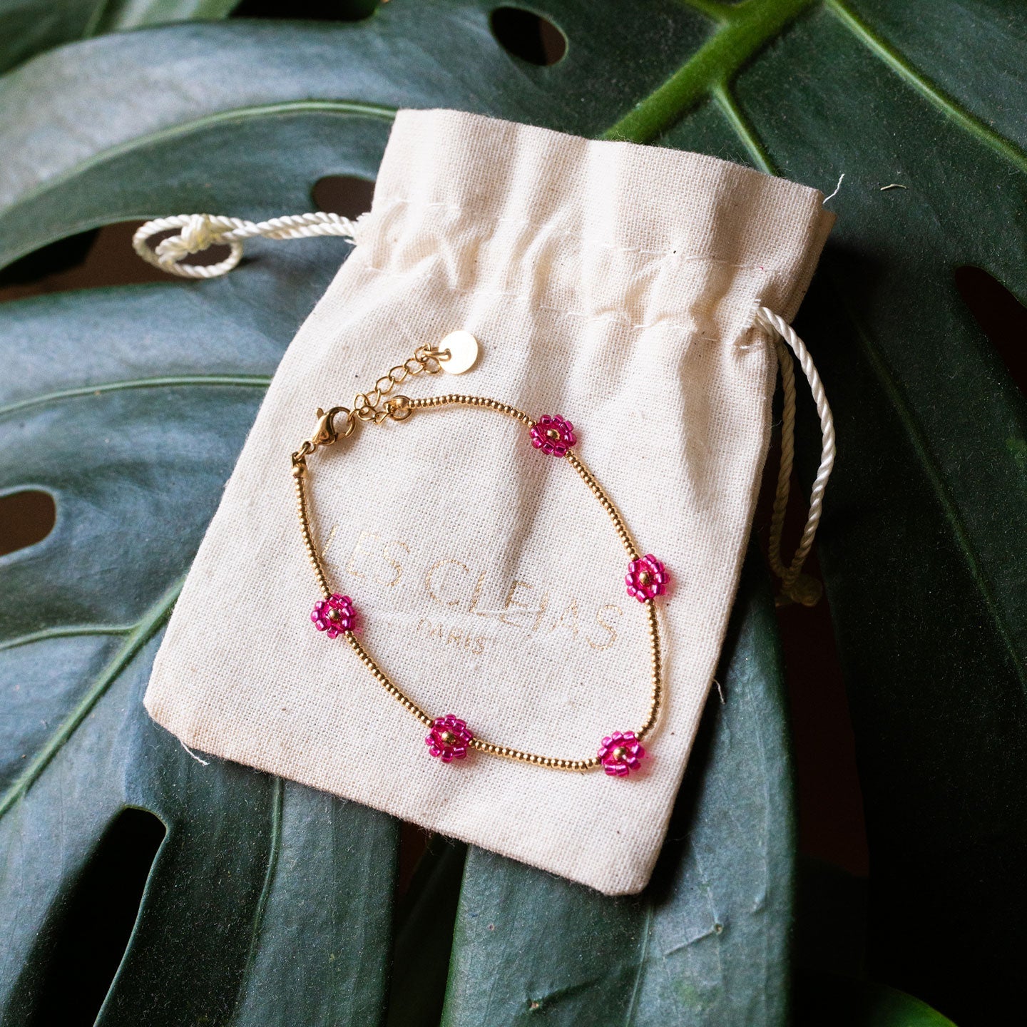 Bracelet marguerites fuchsia avec perles roses et détails dorés