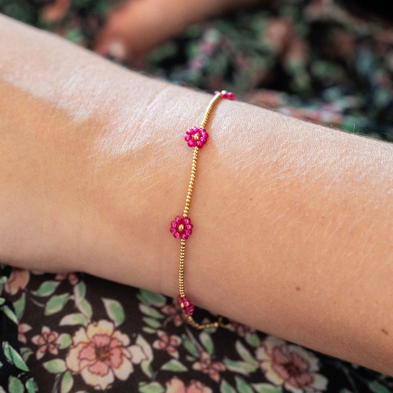 Gros plan sur le bracelet à marguerites roses en acier inoxydable
