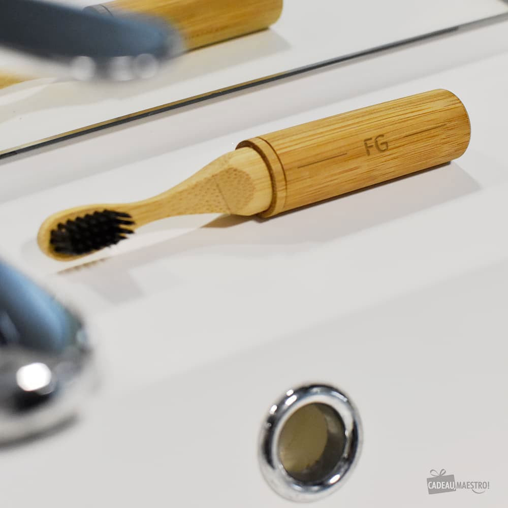 Brosse à Dents de Voyage en Bambou Initiales à Personnaliser - Accessoire Salle de Bain Originaux