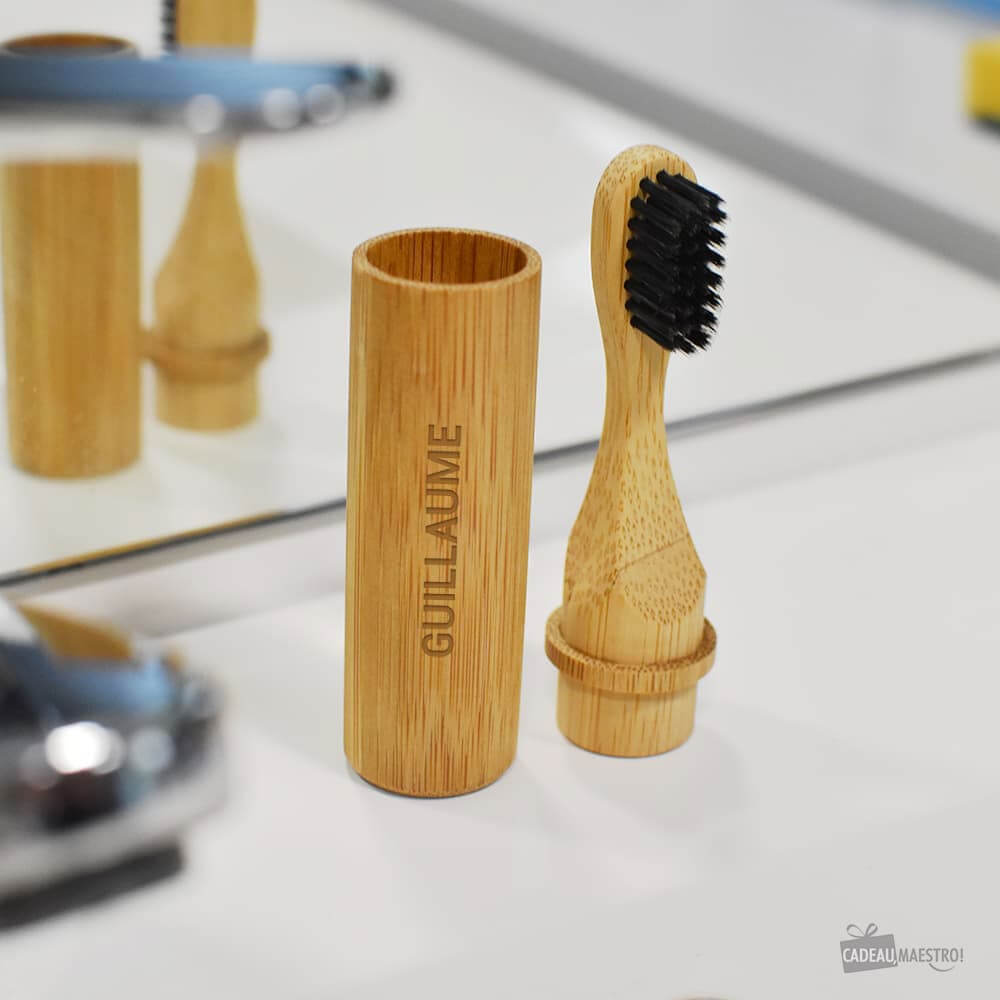 Brosse à Dents de Voyage en Bambou Prénom à Personnaliser - Accessoire Salle de Bain Originaux Kikkerland
