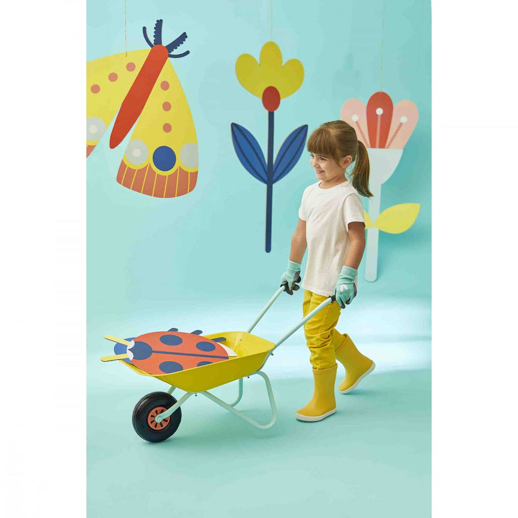 Brouette en métal pour le jardin jaune