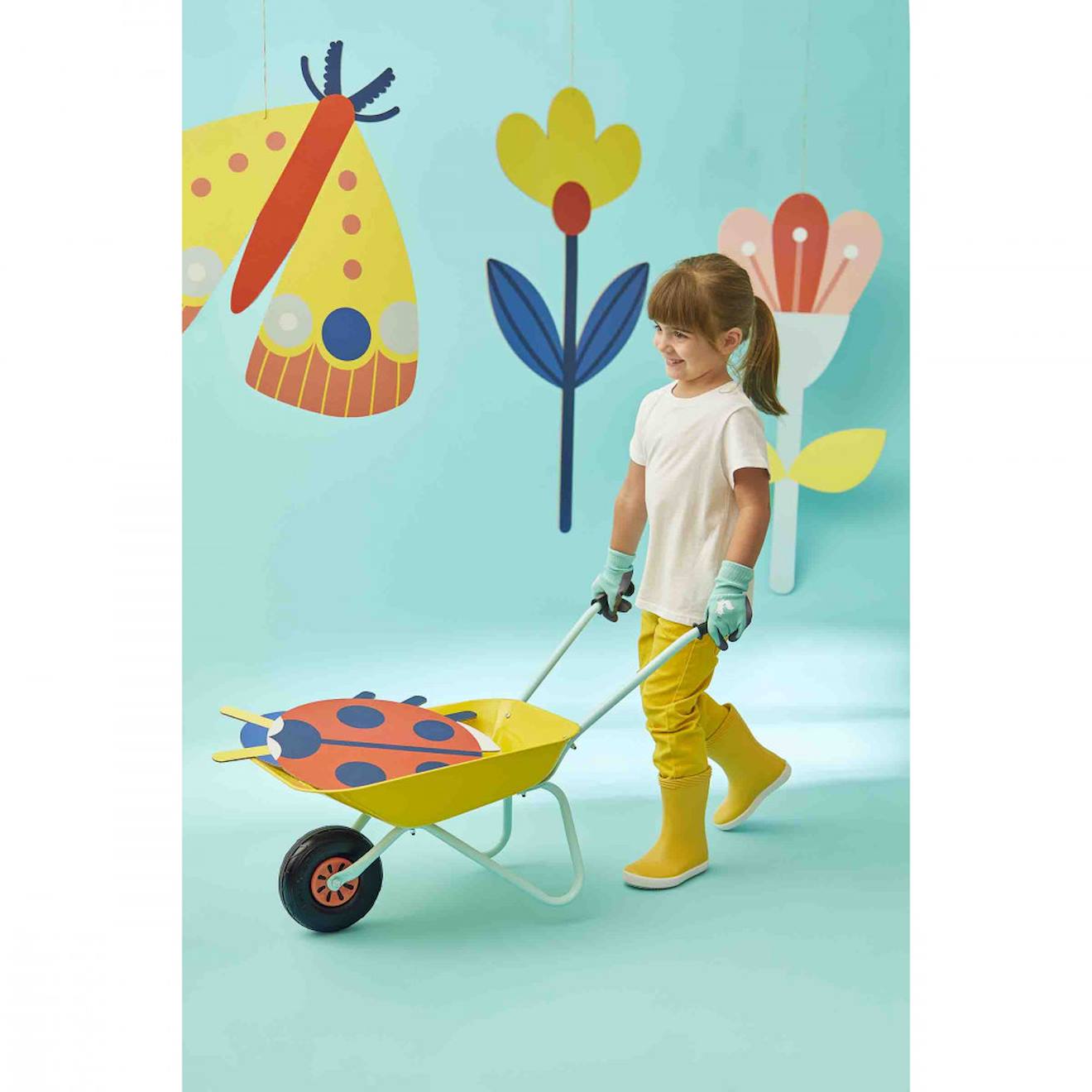 Brouette en métal pour le jardin jaune
