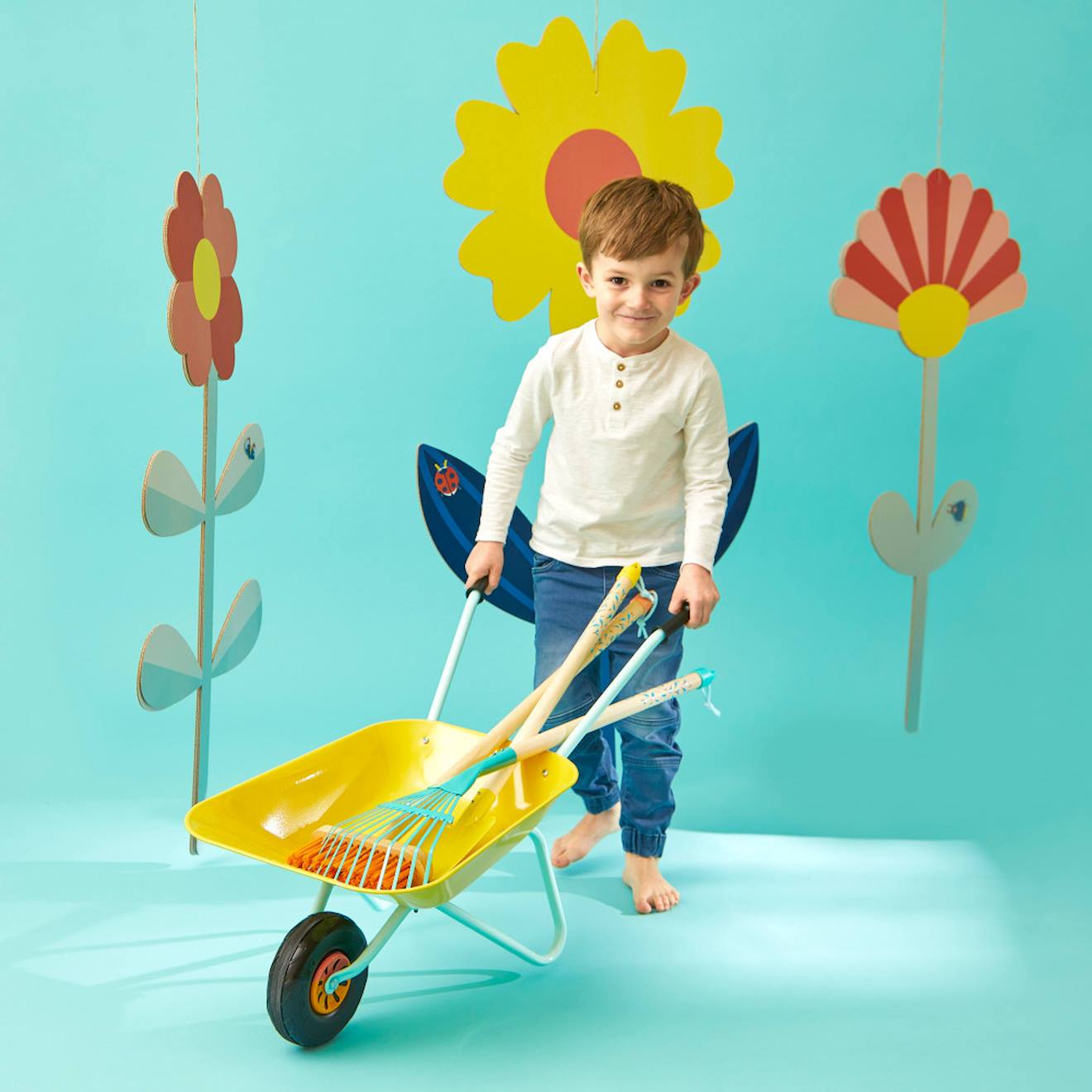 Brouette en métal pour le jardin jaune