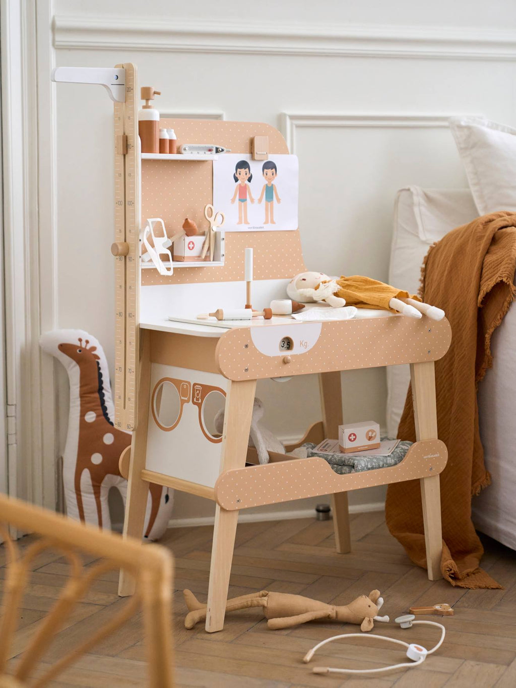Cabinet de pédiatre en bois FSC blanc