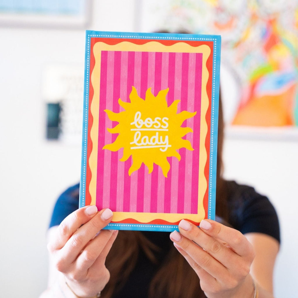 Carnet Boss Lady coloré posé sur un bureau