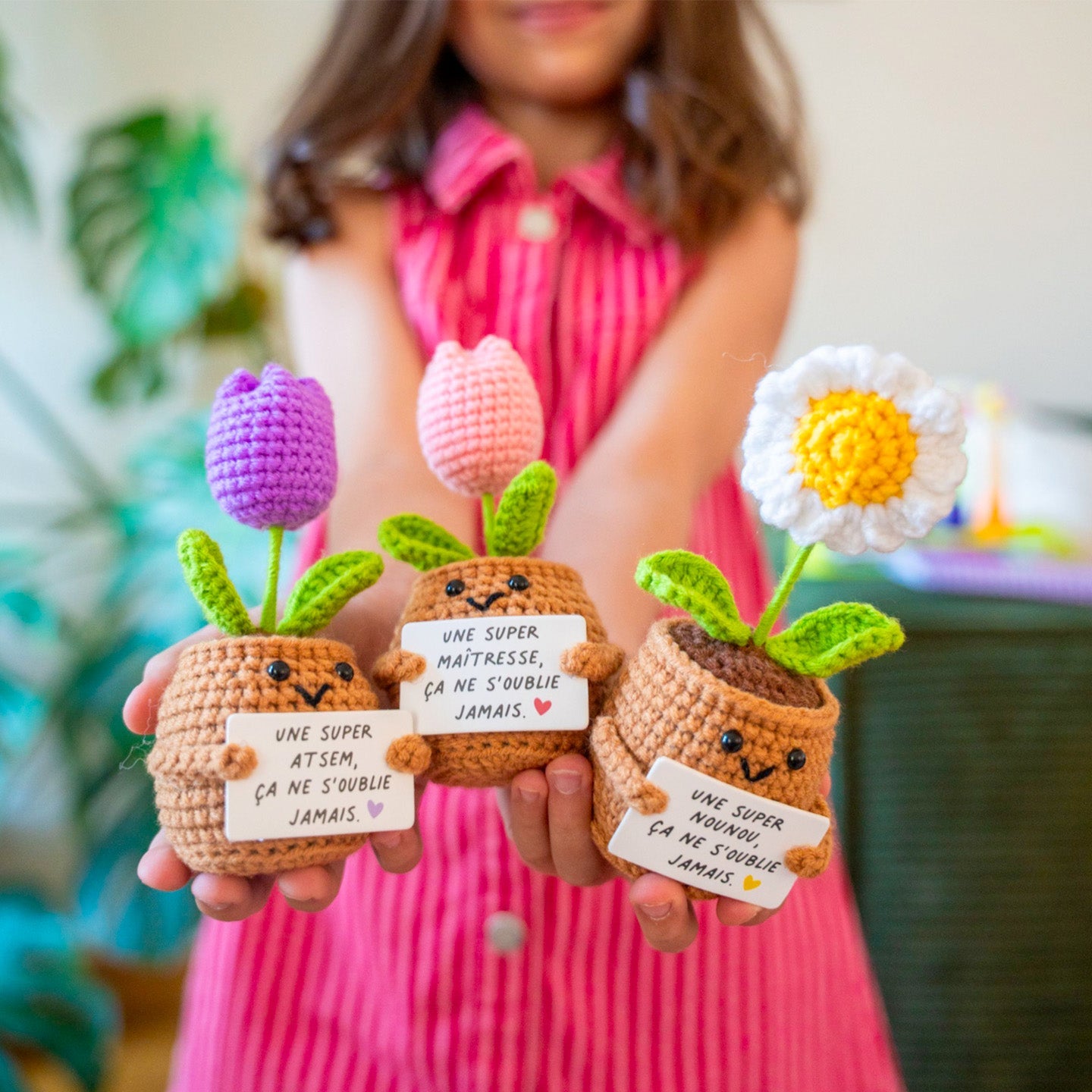 Marguerite en crochet posee sur un bureau, cadeau nounou