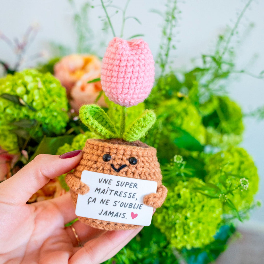 Tulipe au crochet rose avec message Une super maîtresse ça ne s'oublie jamais