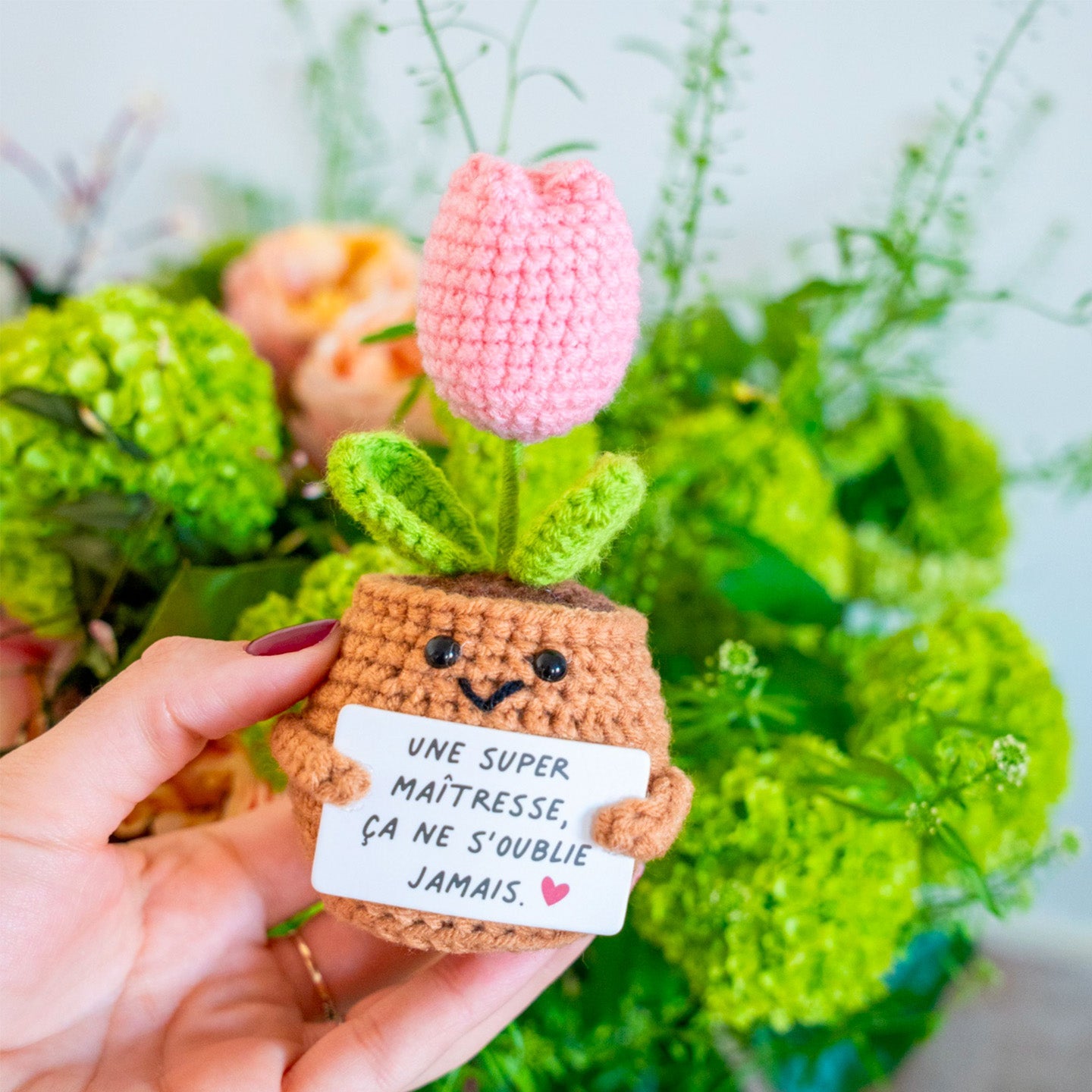 Tulipe au crochet rose avec message Une super maîtresse ça ne s'oublie jamais