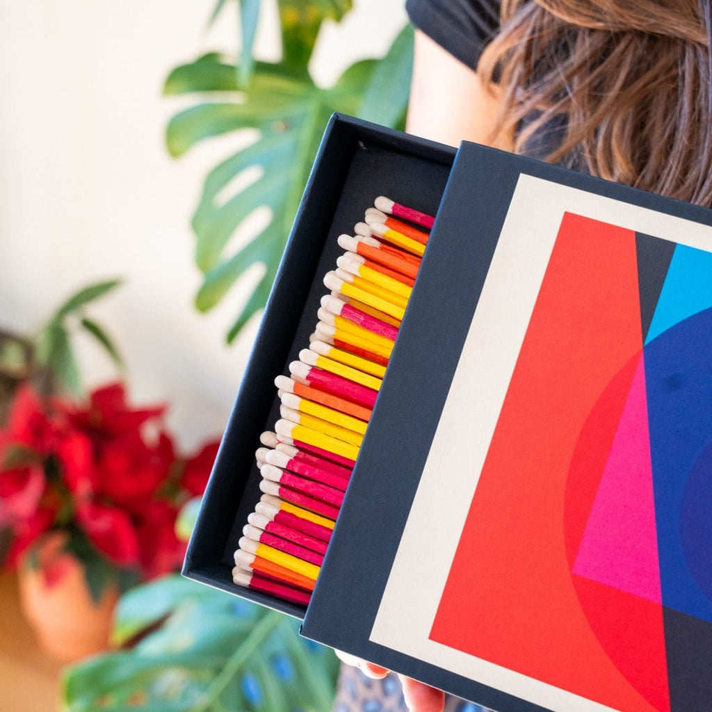 Allumettes géantes Love colorées dans leur boîte