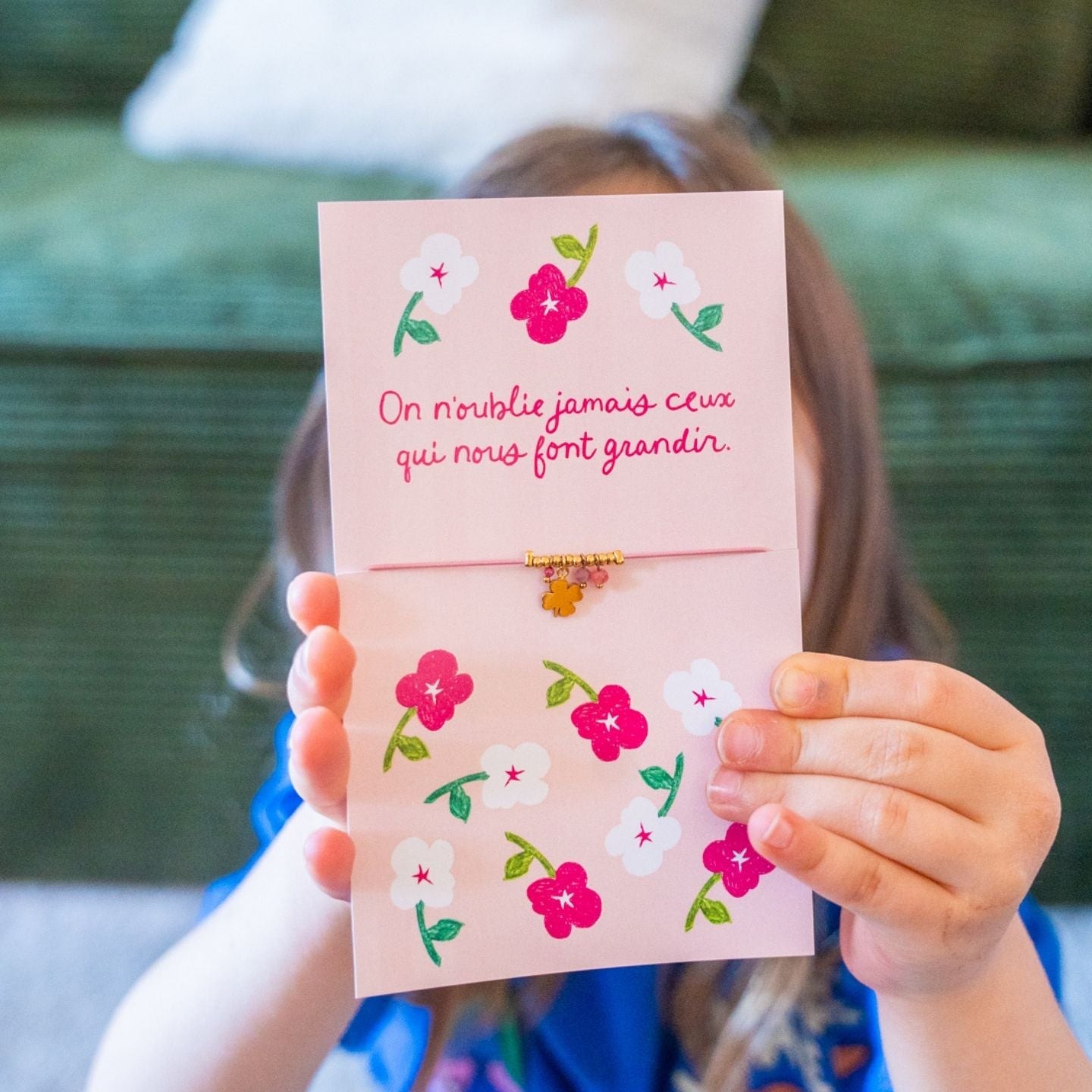 Bracelet trèfle avec carte On n'oublie jamais ceux qui nous font grandir