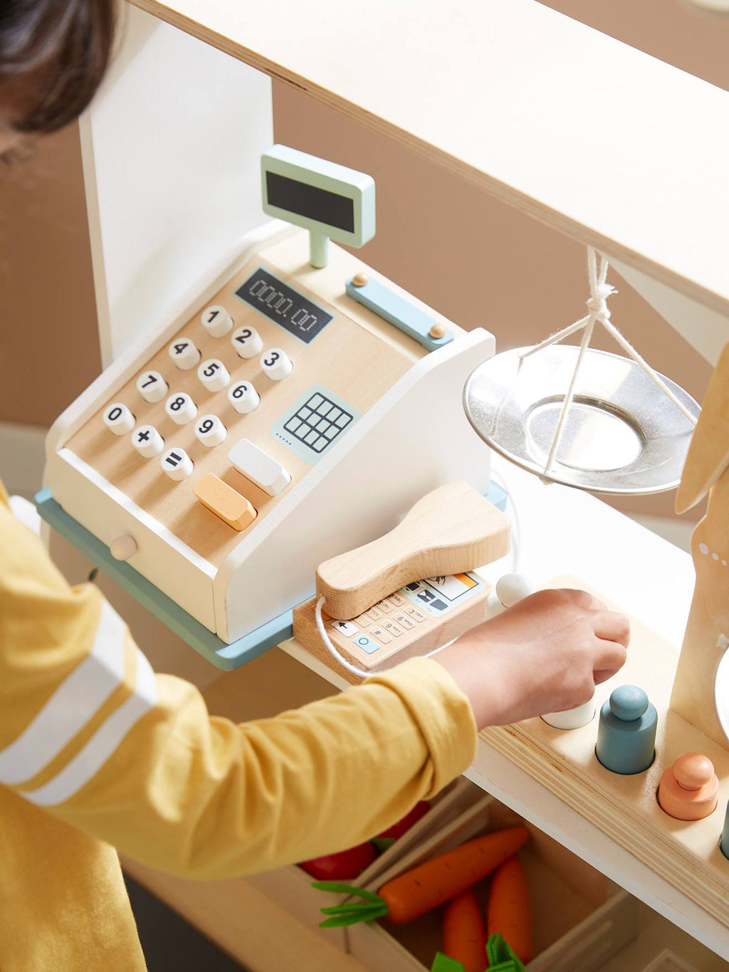 Caisse enregistreuse et ses accessoires en bois FSC multicolore
