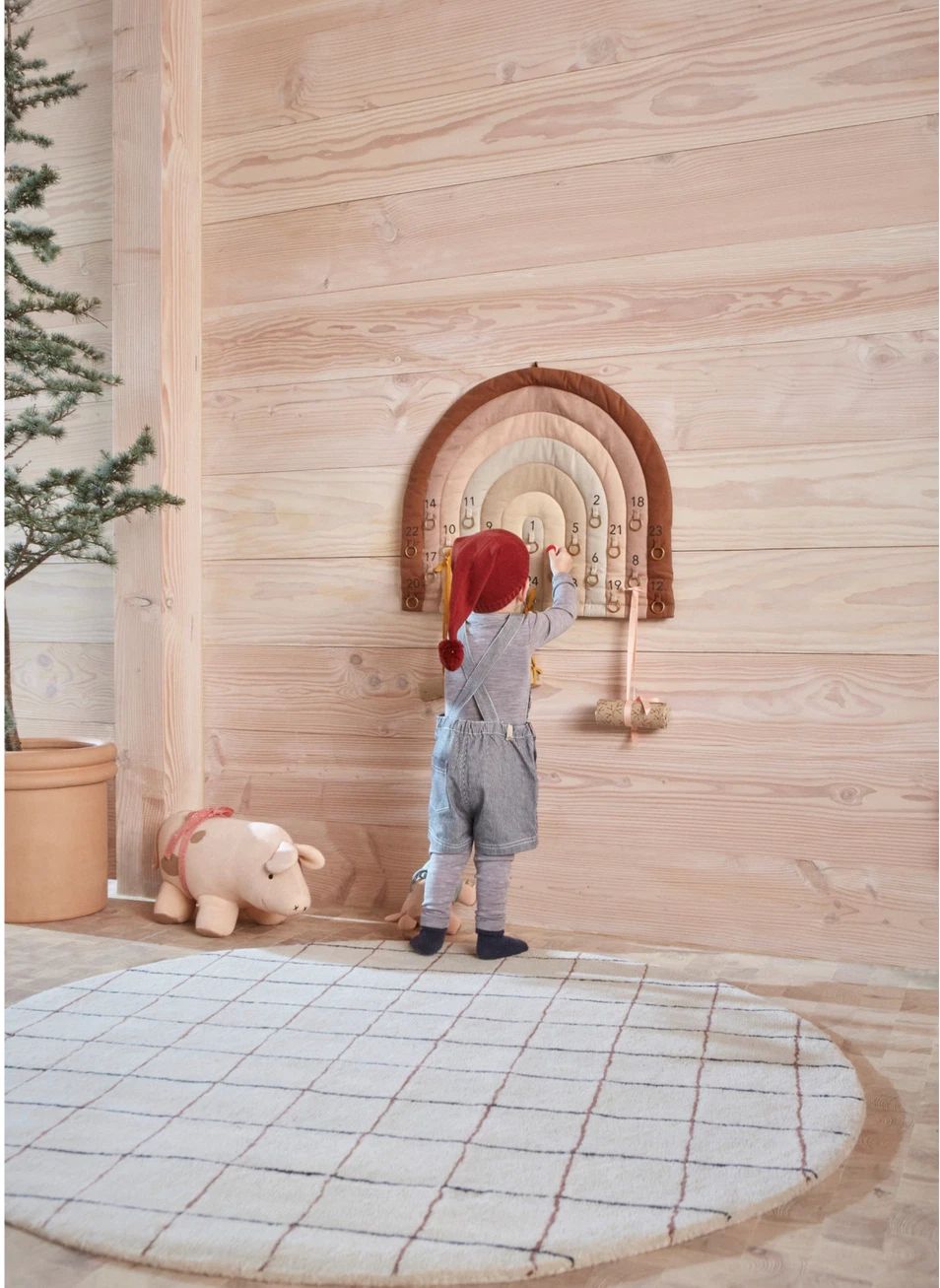 Calendrier de l'Avent Arc-en-ciel OYOY Mini dans une chambre d'enfant