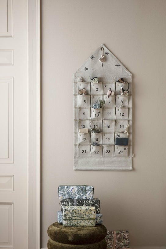 Calendrier de l'Avent en tissu Ferm Living étoilé sable accroché au mur