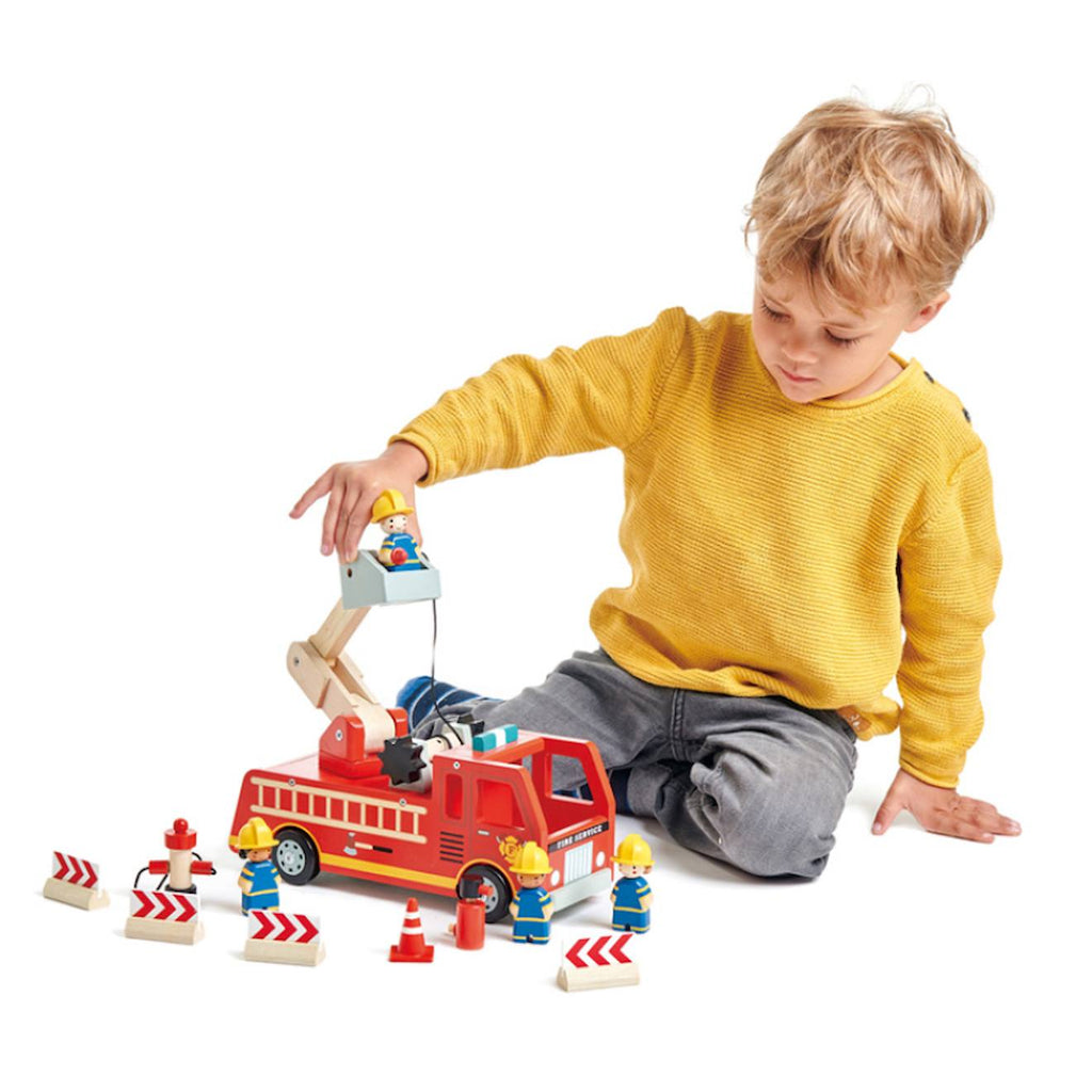 Camion de pompiers en bois rouge, bleu, blanc