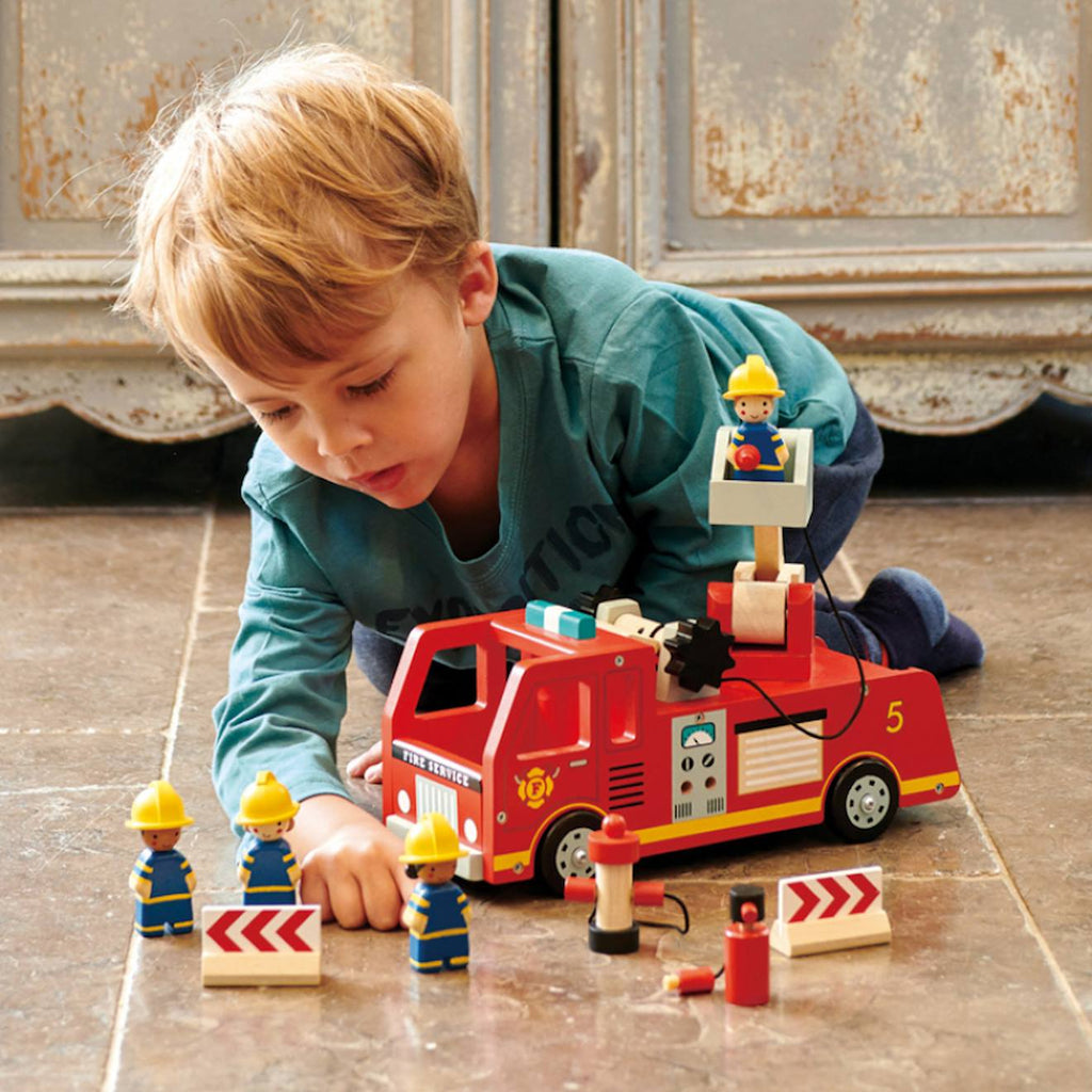 Camion de pompiers en bois rouge, bleu, blanc