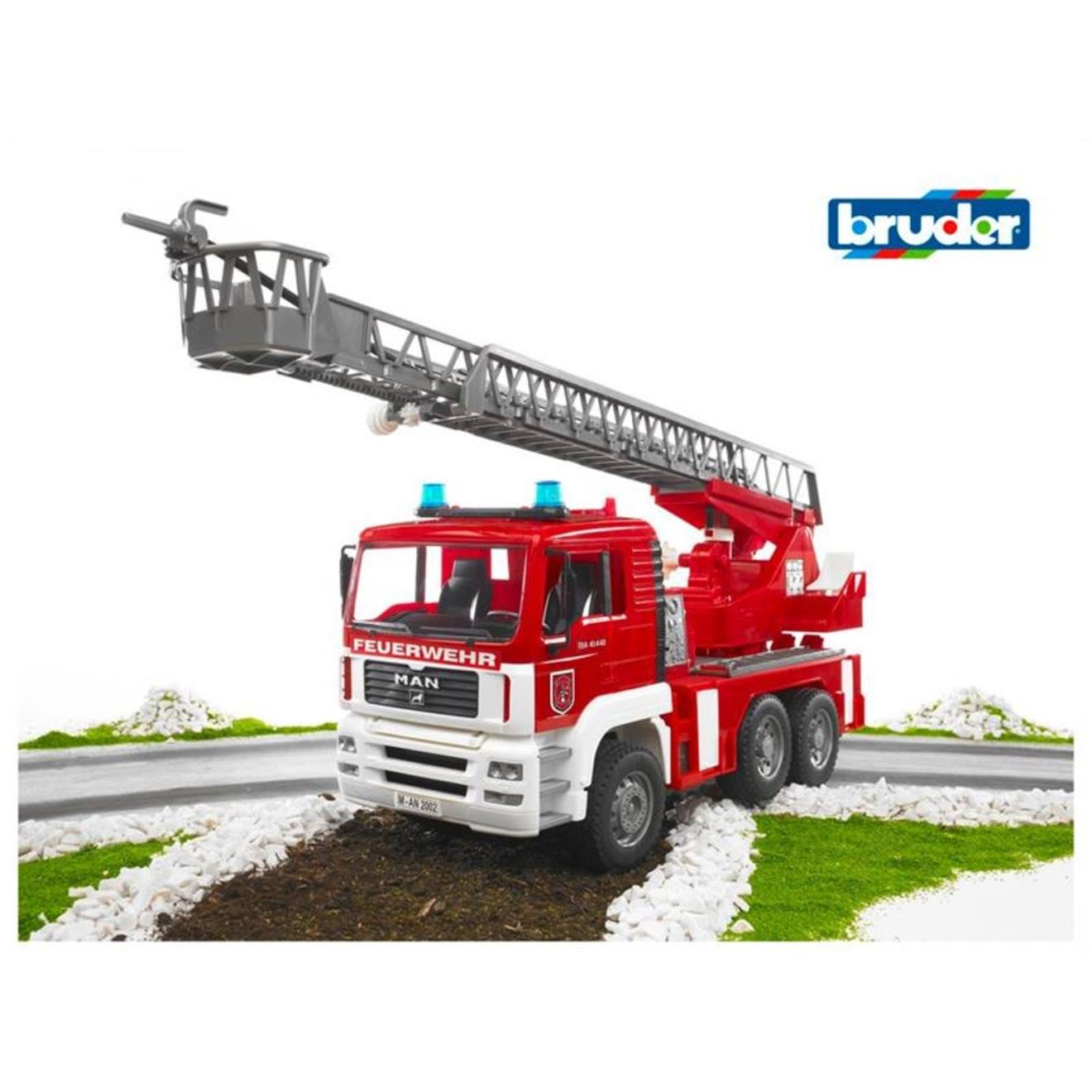 Camion de pompiers man avec pompe à eau multicolore