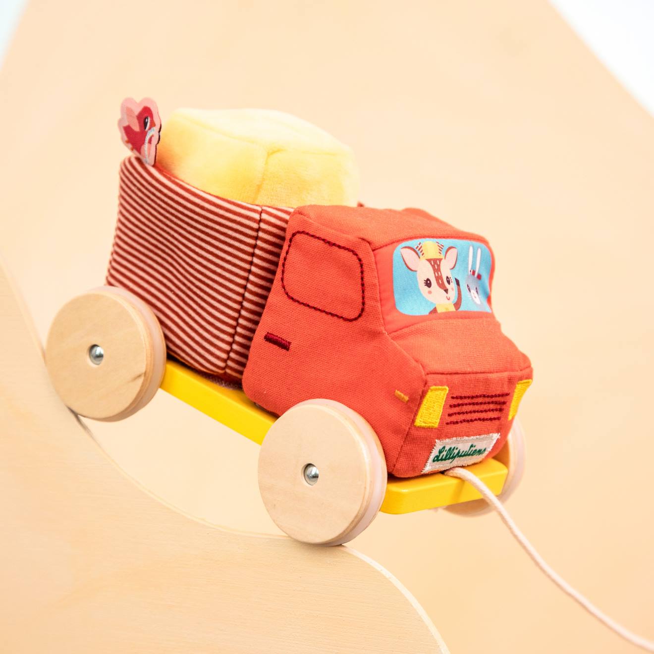 Camion toupie à tirer rouge, jaune