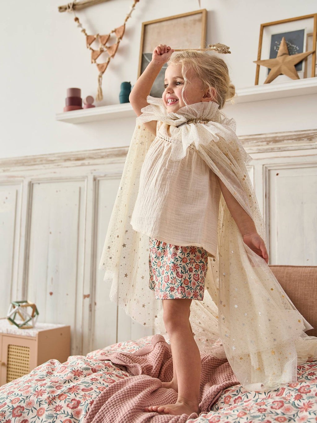 Cape à étoiles et paillettes + baguette blanc