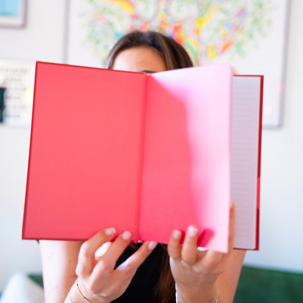 Carnet coloré à cœurs avec message inspirant en couverture