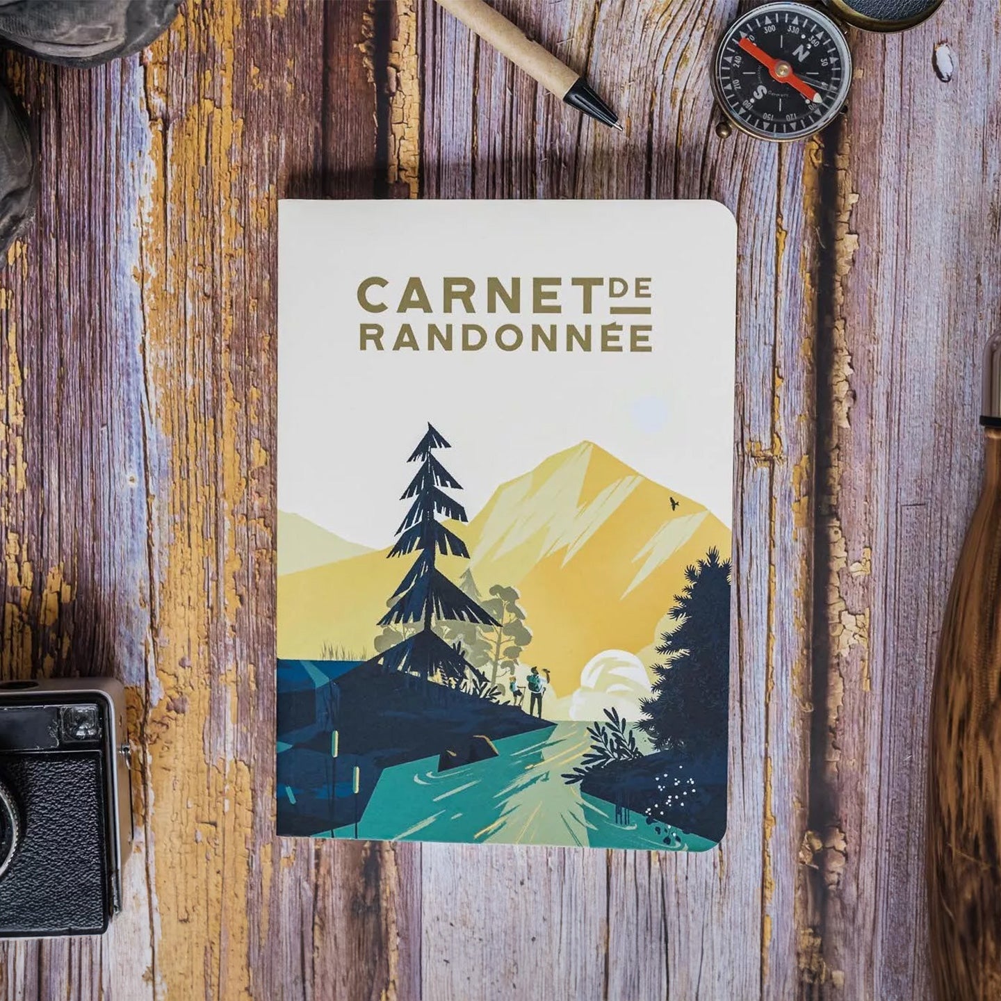 Carnet de randonnée ouvert avec couverture texturée