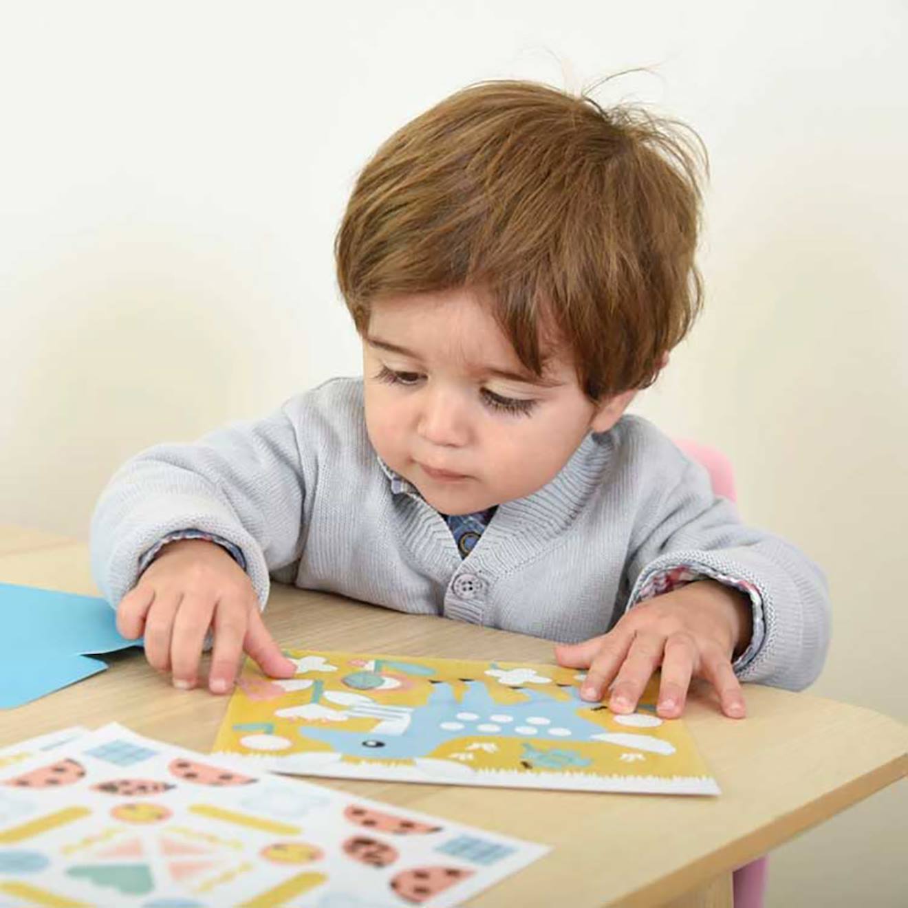 Cartes et gommettes créatives dans la forêt multi-coloured