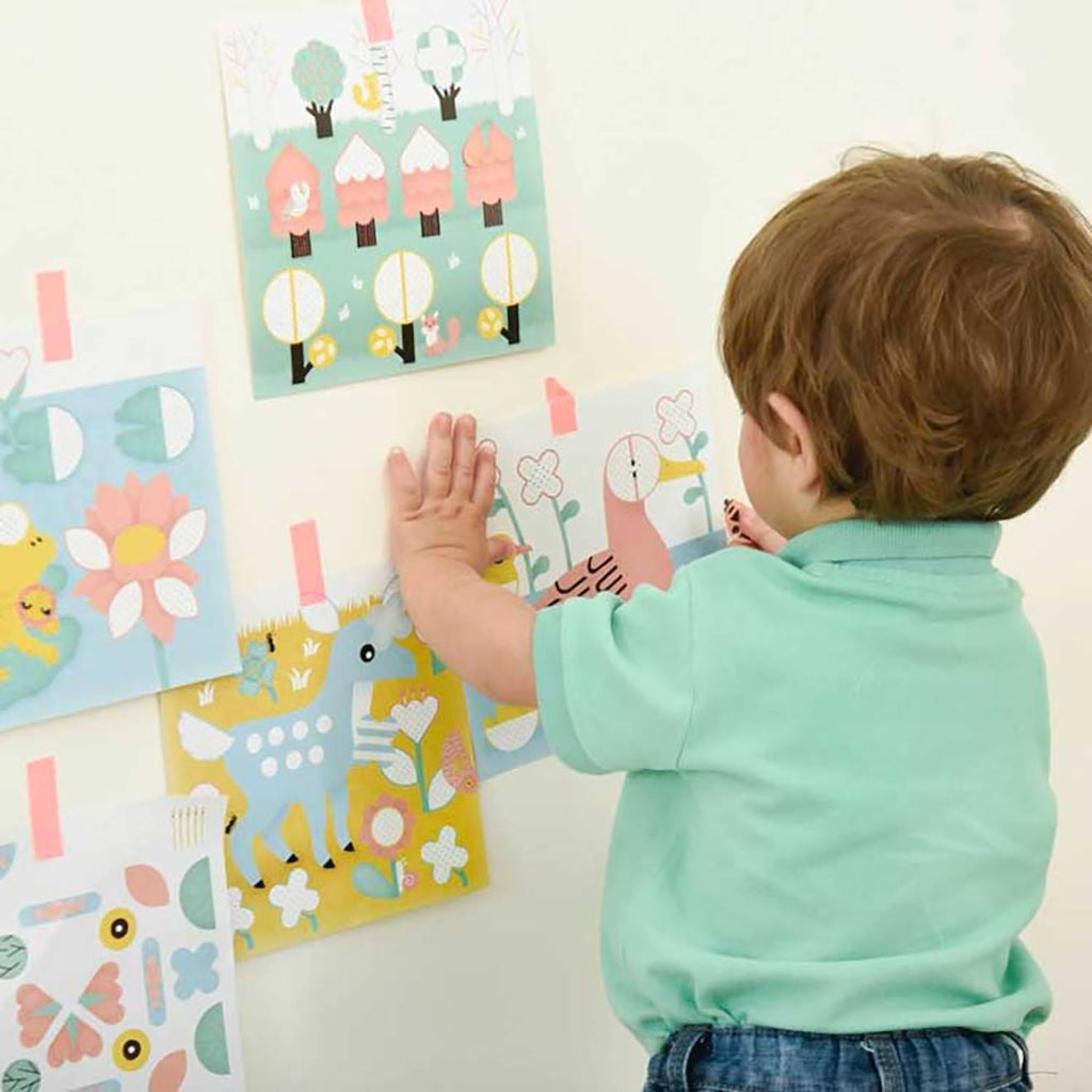 Cartes et gommettes créatives dans la forêt multi-coloured