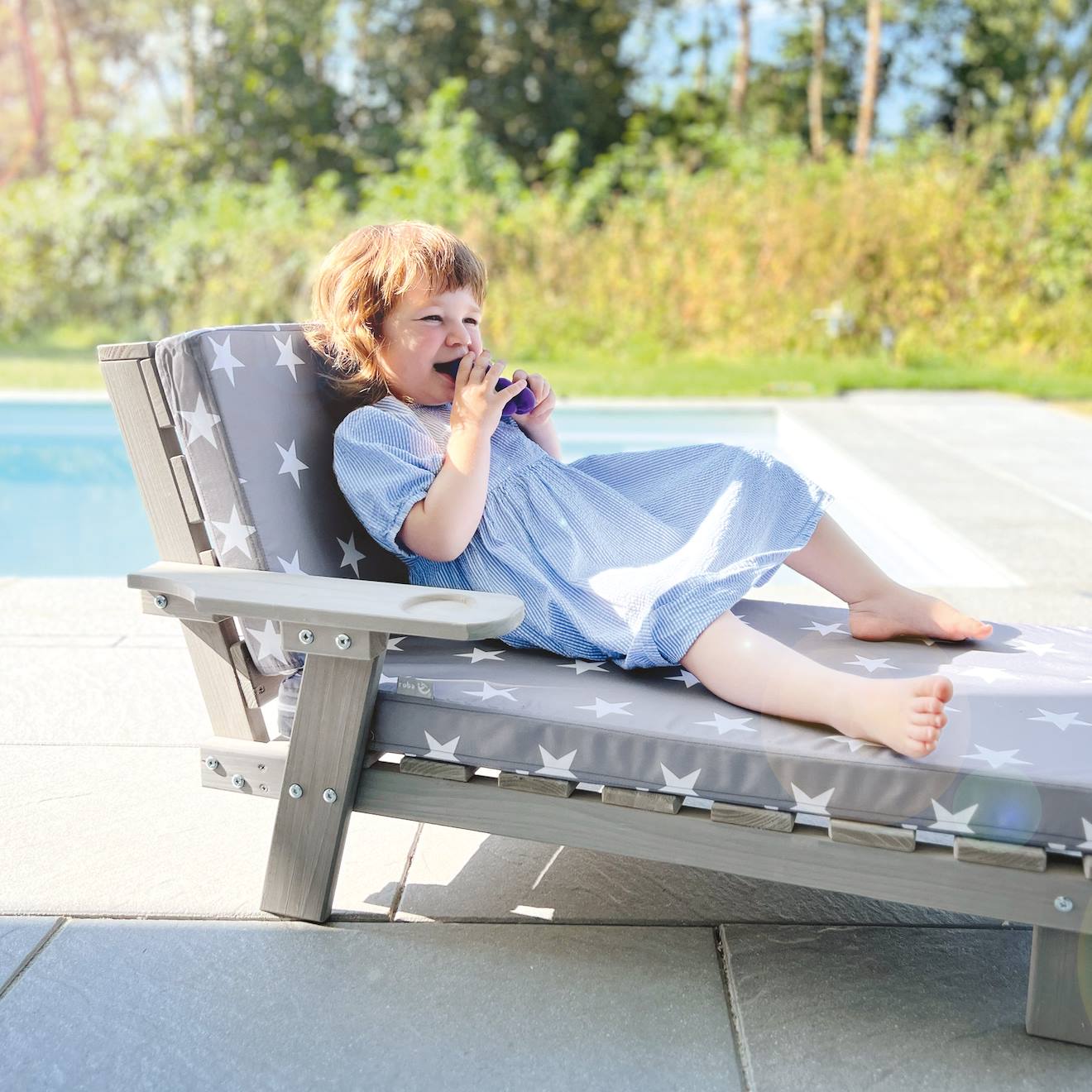 Chaise longue en bois massif FSC avec 2 coussins gris