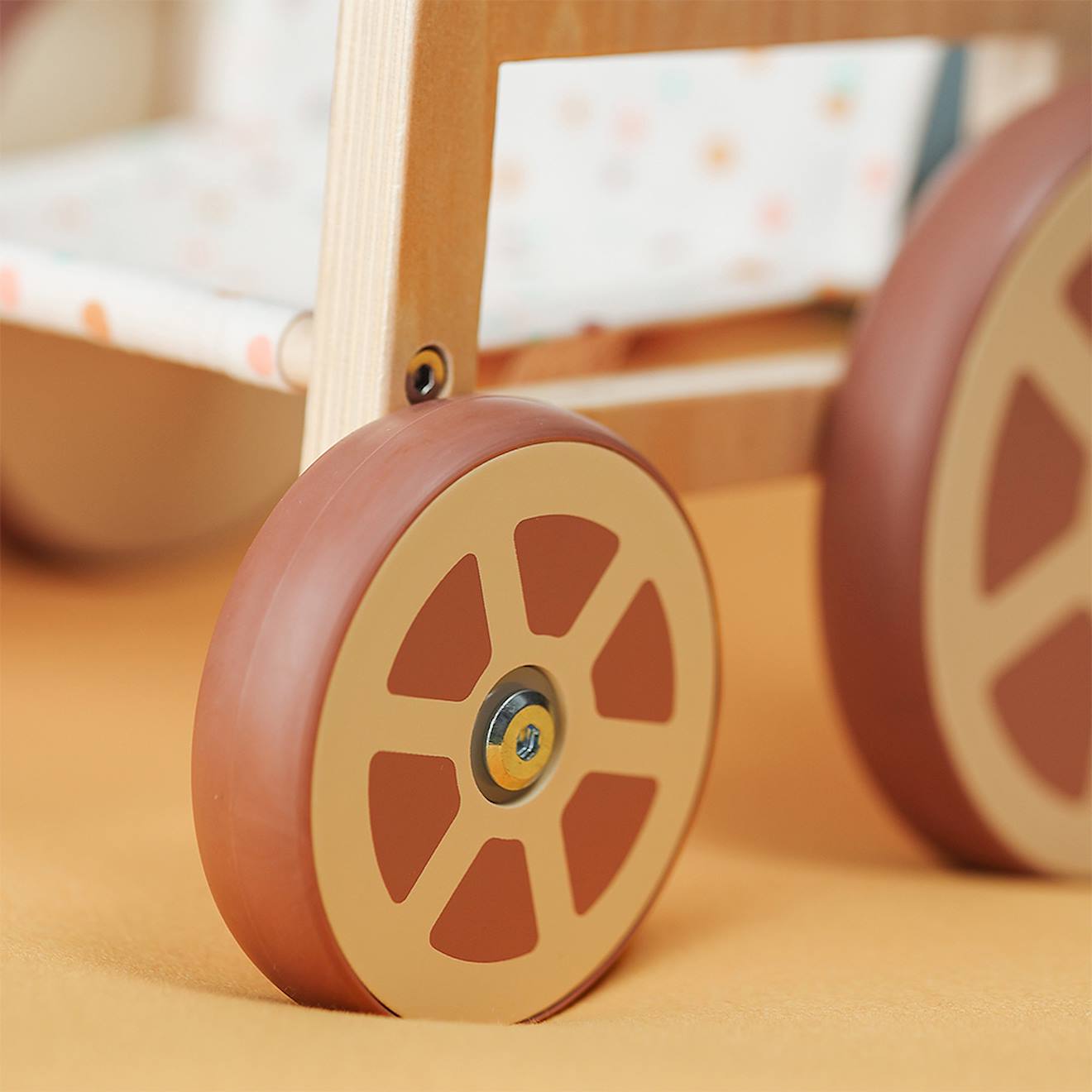 Chaise roulante pour poupées bois