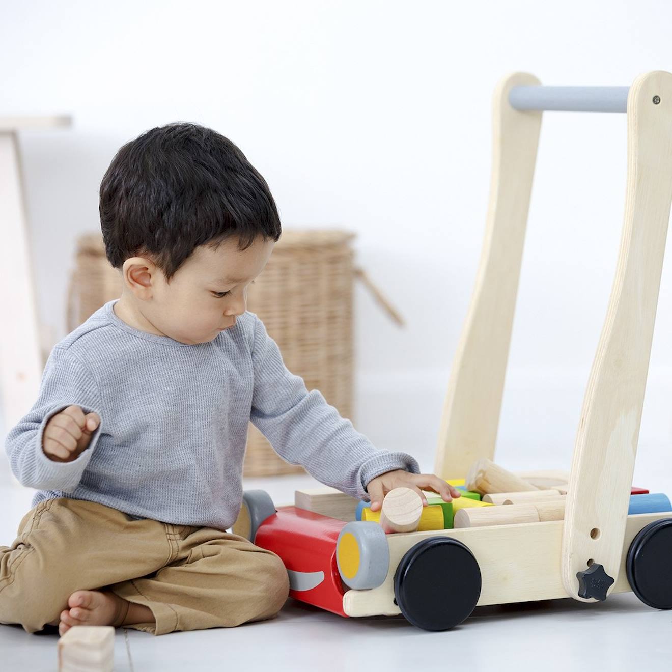 Chariot de marche avec cubes beige