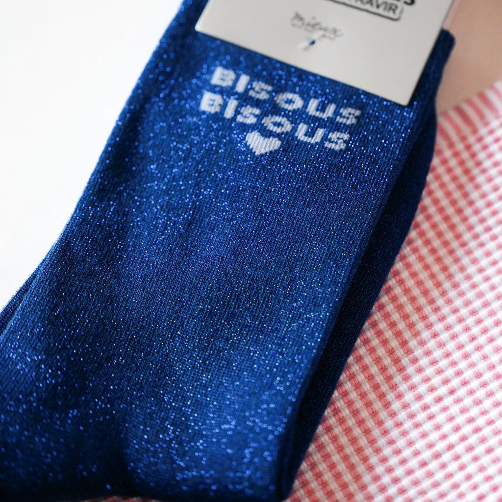 Chaussettes a message Bisous Bisous pailletees en gros plan