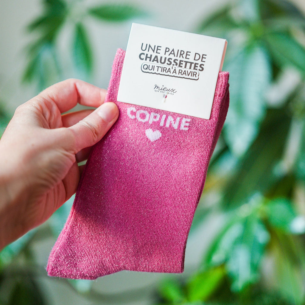 Chaussettes à paillettes roses avec l'inscription Copine, vue de face