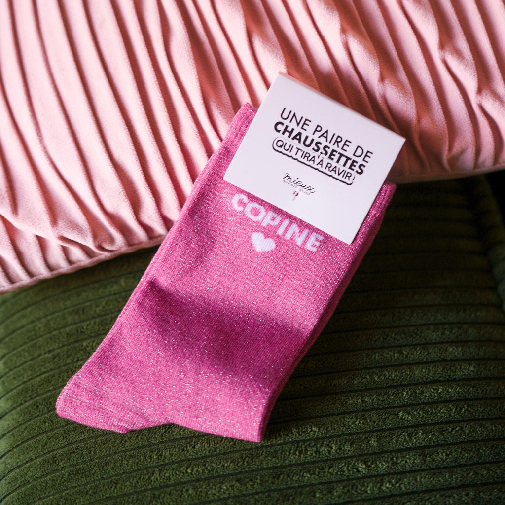 Chaussettes roses à message Copine portées