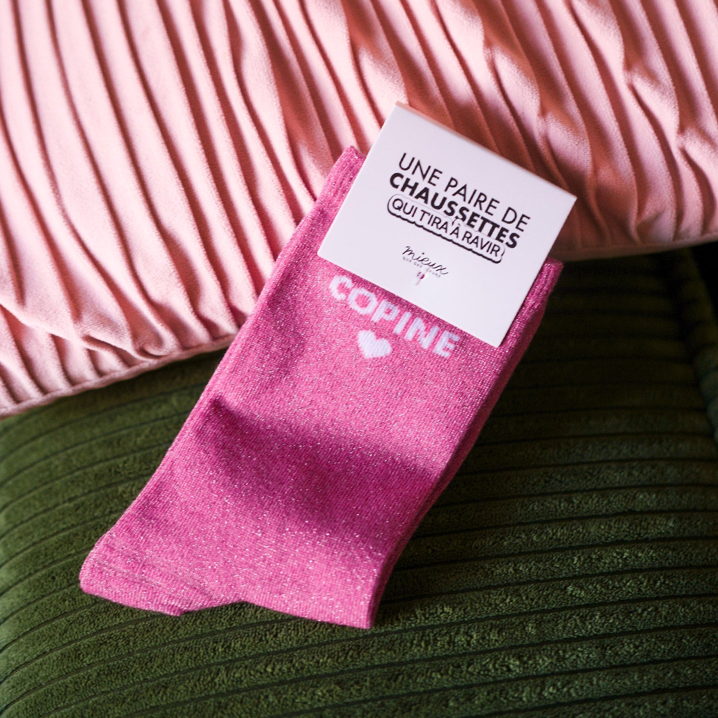 Chaussettes roses à message Copine portées