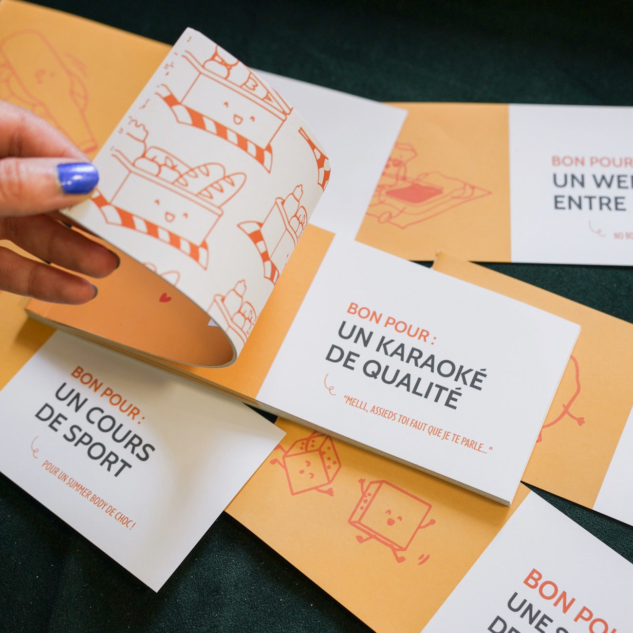 Chéquier des copines ouvert montrant les bons détachables