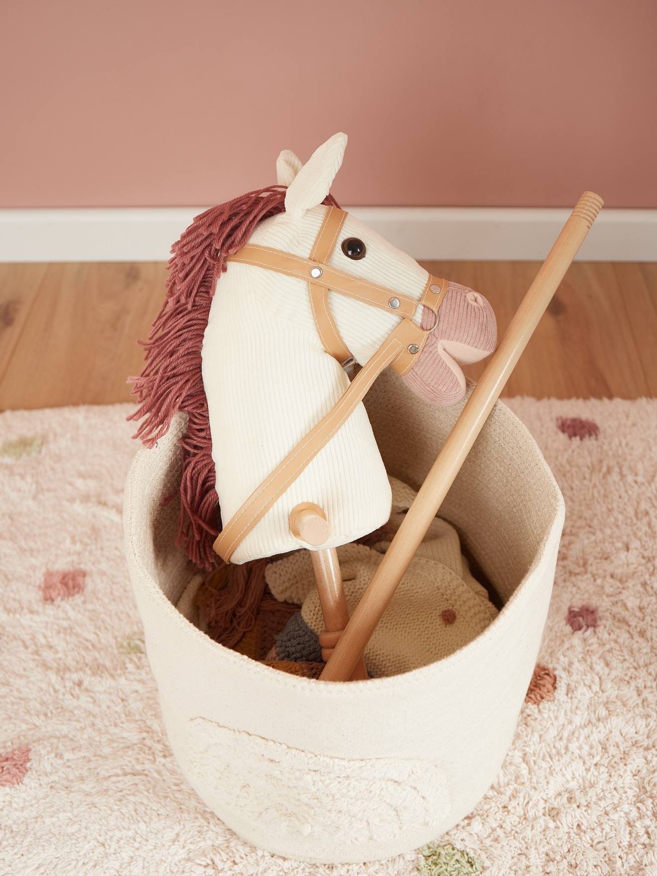 Cheval bâton brownie avec roulettes ginger