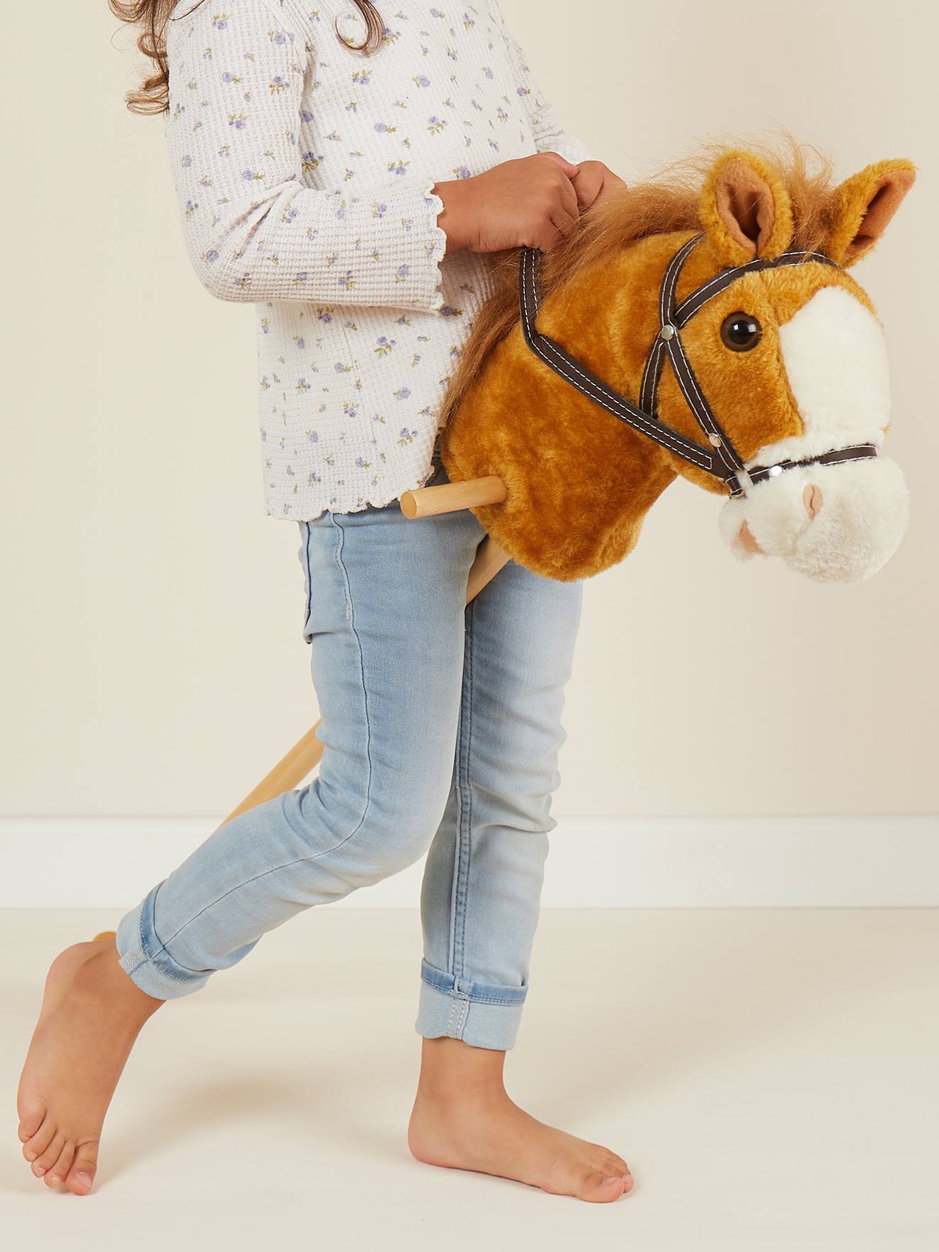 Cheval bâton brownie avec roulettes brownie