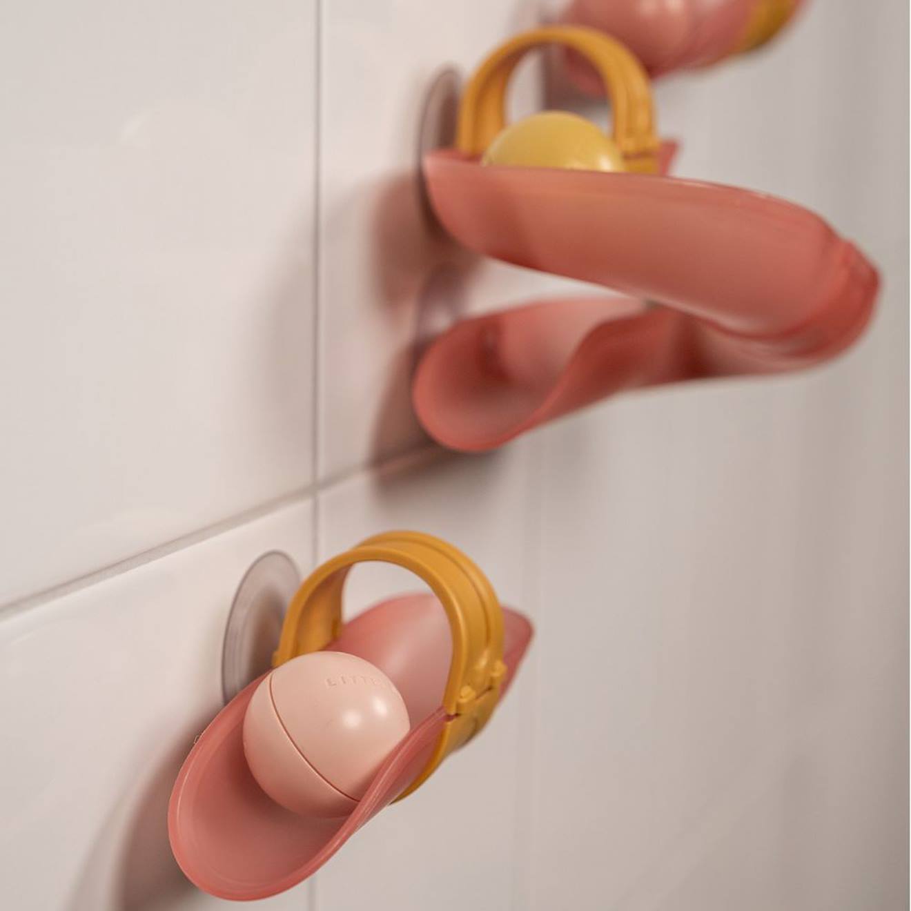 Circuit de bain avec balles bleu rose, doré