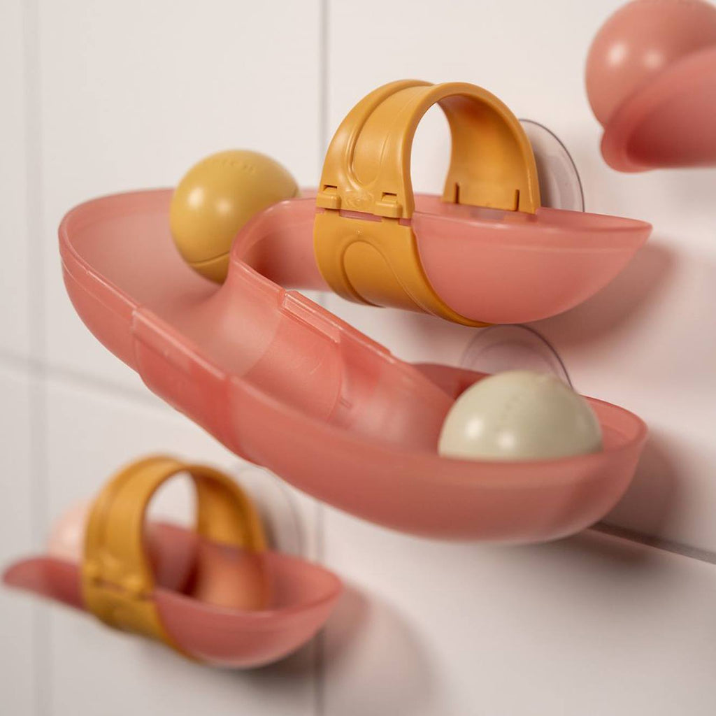 Circuit de bain avec balles bleu rose, doré