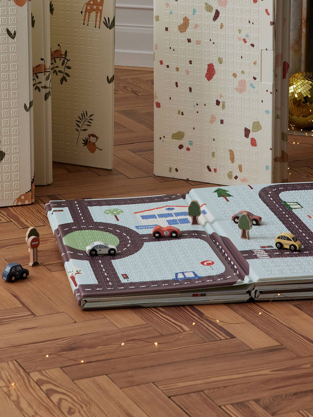 Coffret de véhicules et accessoires en bois FSC multicolore