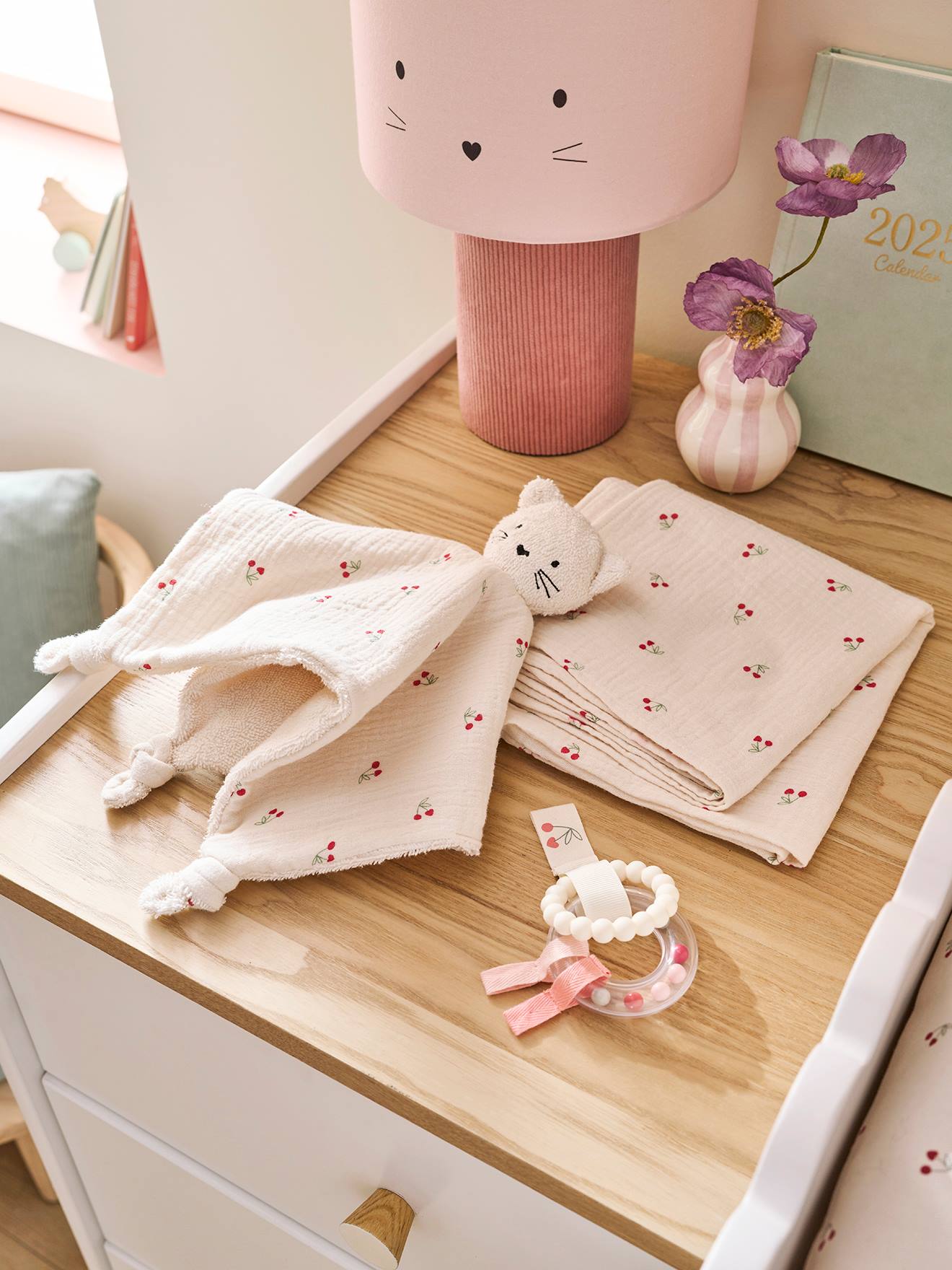 Coffret doudou personnalisable + anneaux de dentition + lange avec mallette cherry rouge