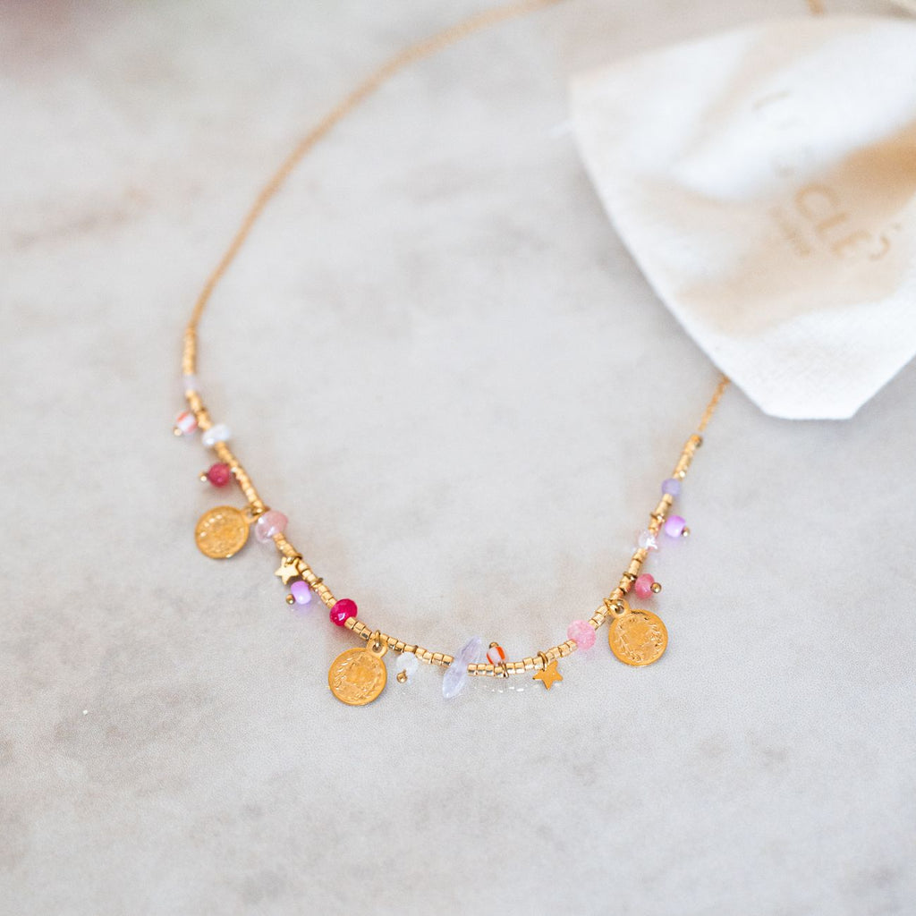 Collier à perles colorées et breloques dorées, look solaire