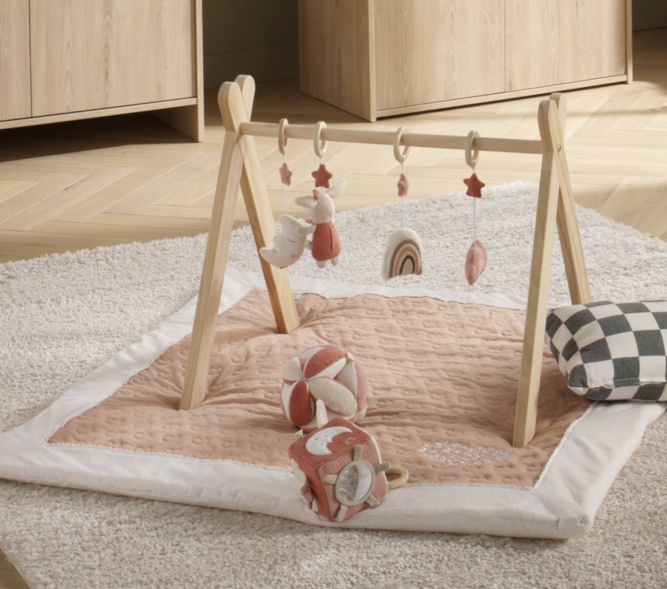 Cube d'activités bébé en coton bio - petit coeur rose