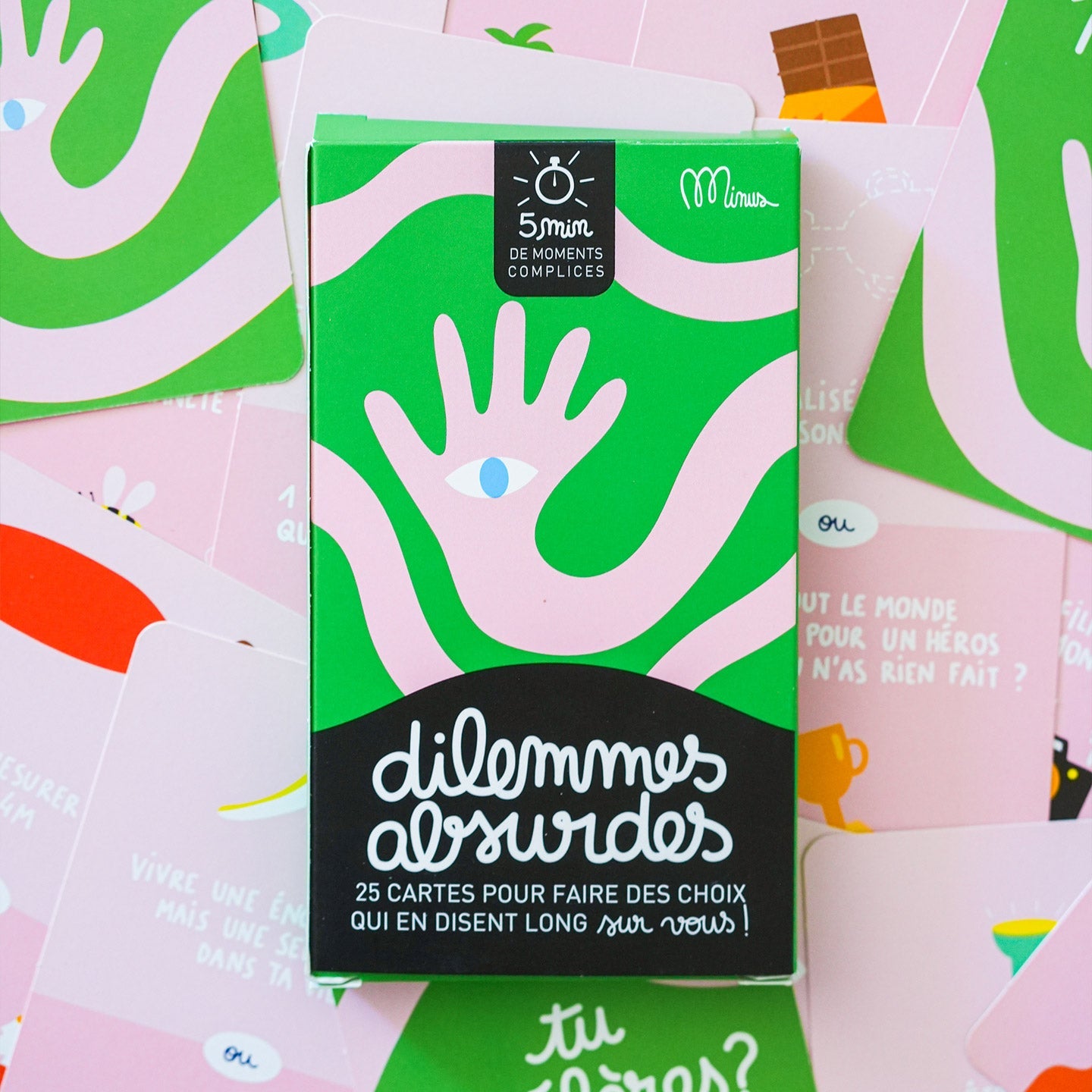 Jeu de cartes Dilemmes Absurdes aux illustrations colorées