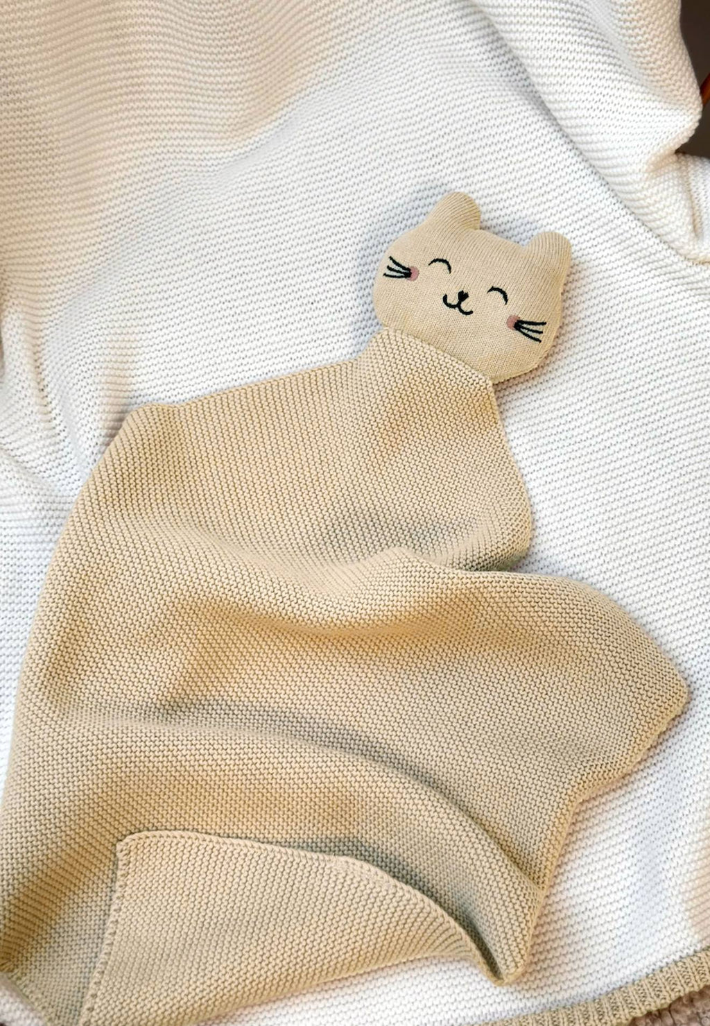 Doudou en tricot hello baby sable