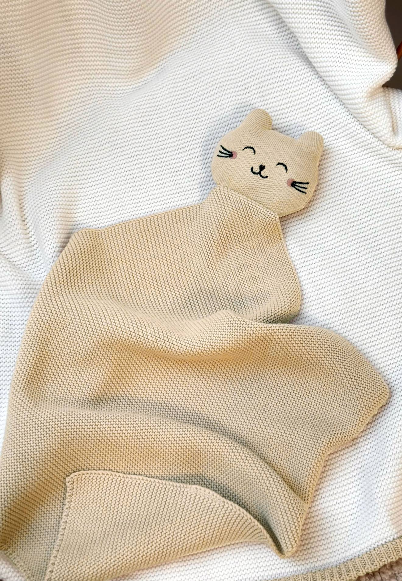Doudou en tricot hello baby sable