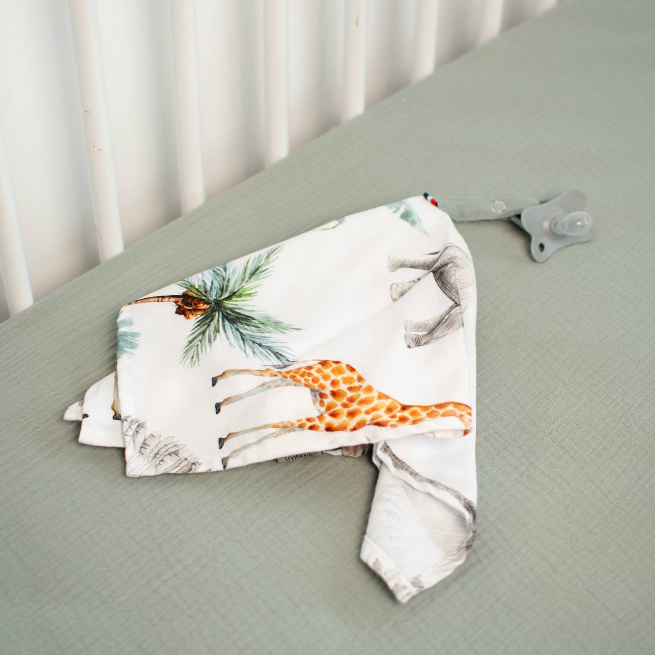 Doudou lange attache tétine en coton safari safari, vert, gris, blanc
