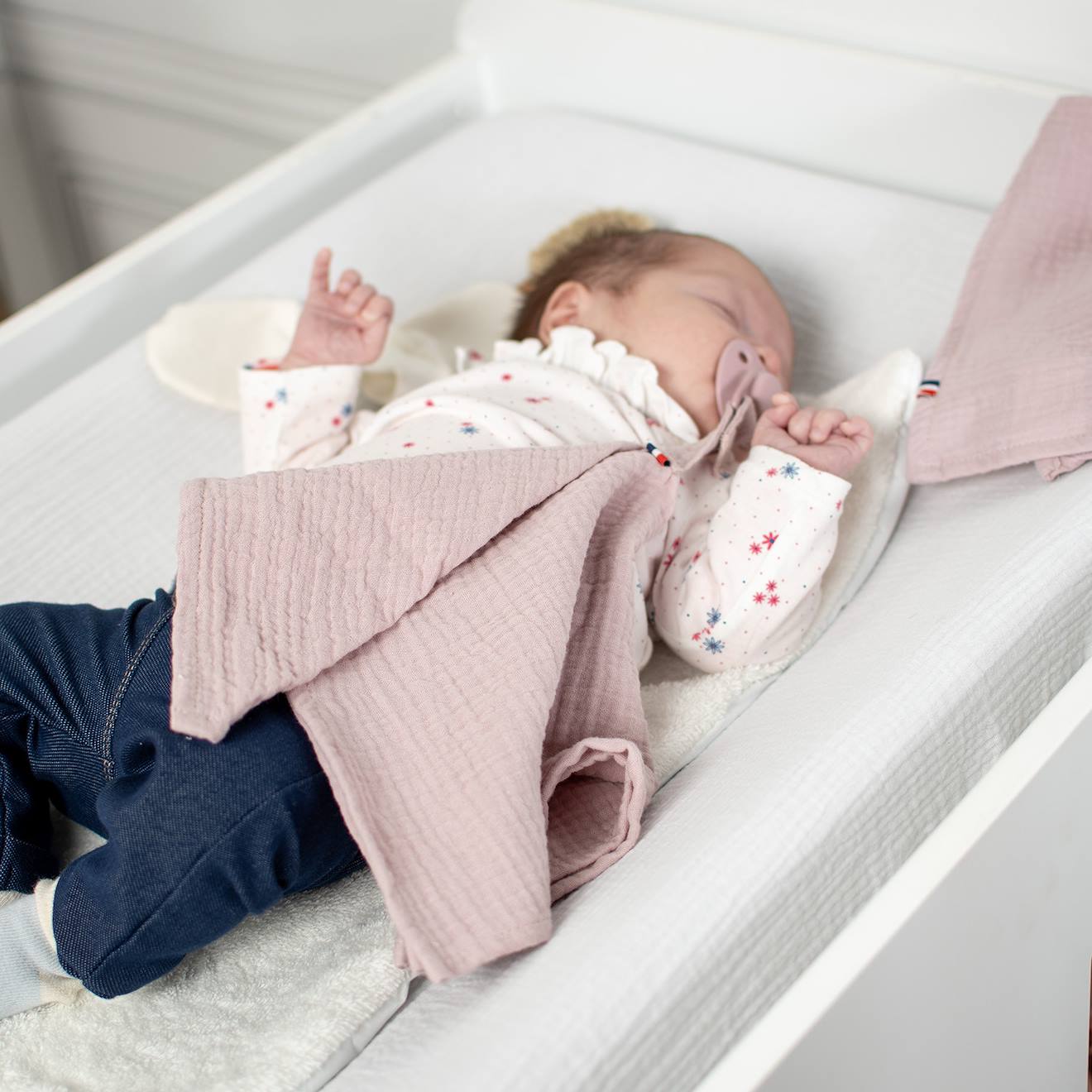 Doudou lange attache tétine en gaze de coton jeanne rose