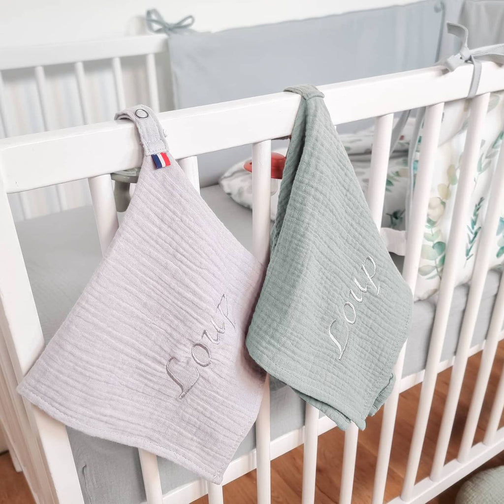Doudou lange attache tétine en gaze de coton jeanne vert de gris