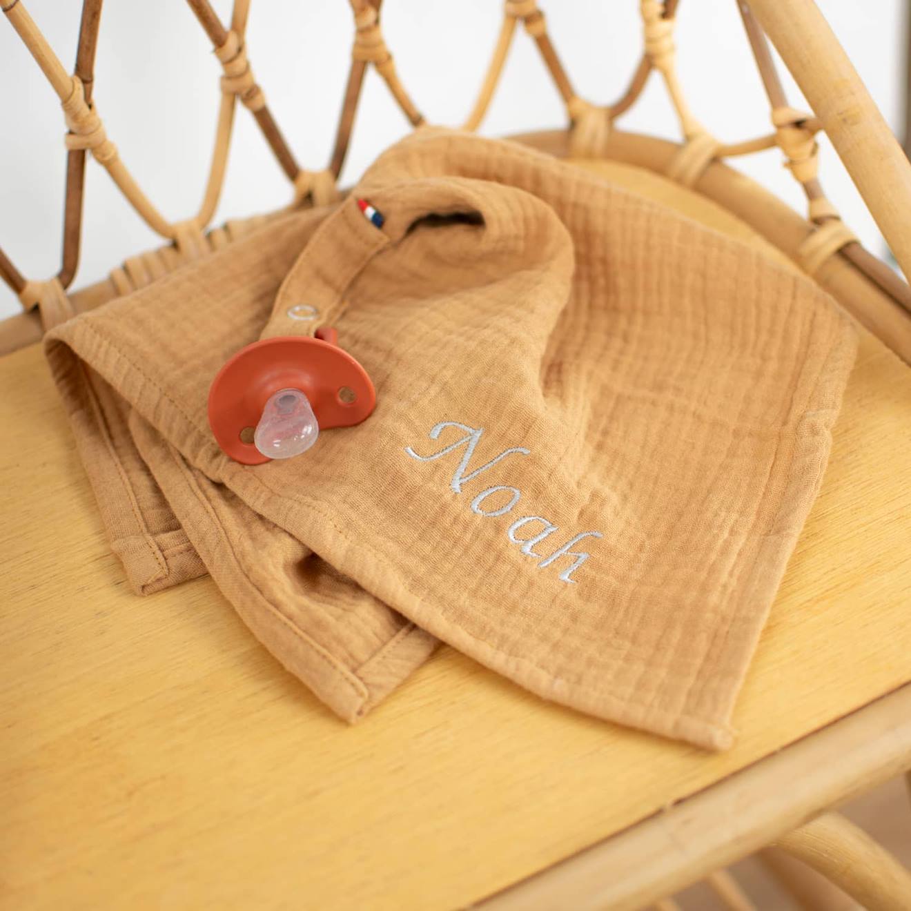 Doudou lange attache tétine en gaze de coton jeanne camel